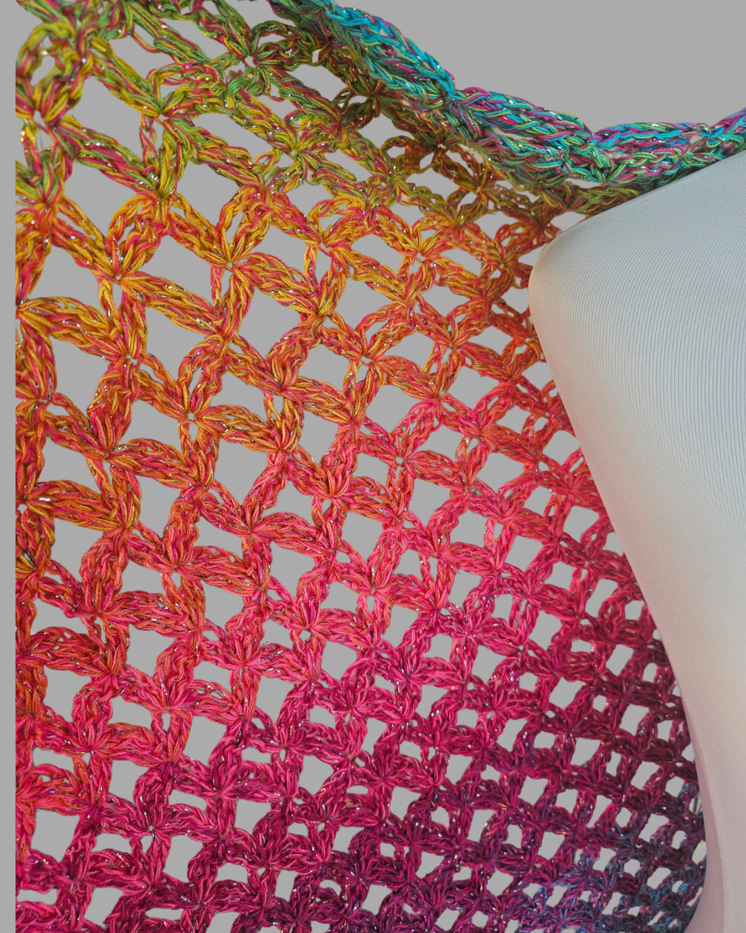 Wunderschönes Dreiecktuch mit Fransen in Regenbogenfarben