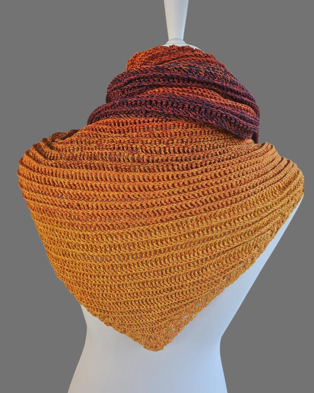 flaches, dickes Dreieckstuch mit Farbverlauf orange bis blau