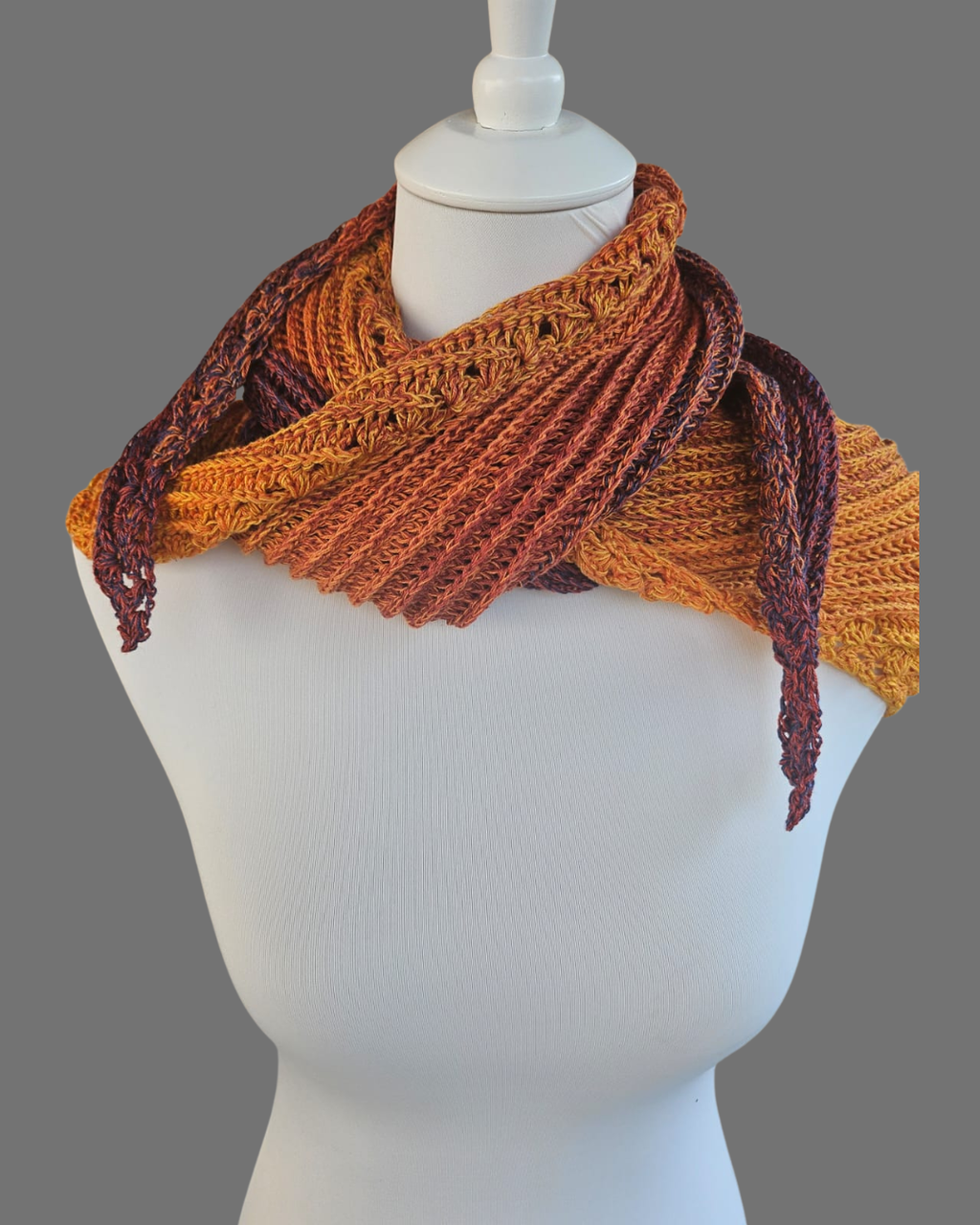 flaches, dickes Dreieckstuch mit Farbverlauf orange bis blau