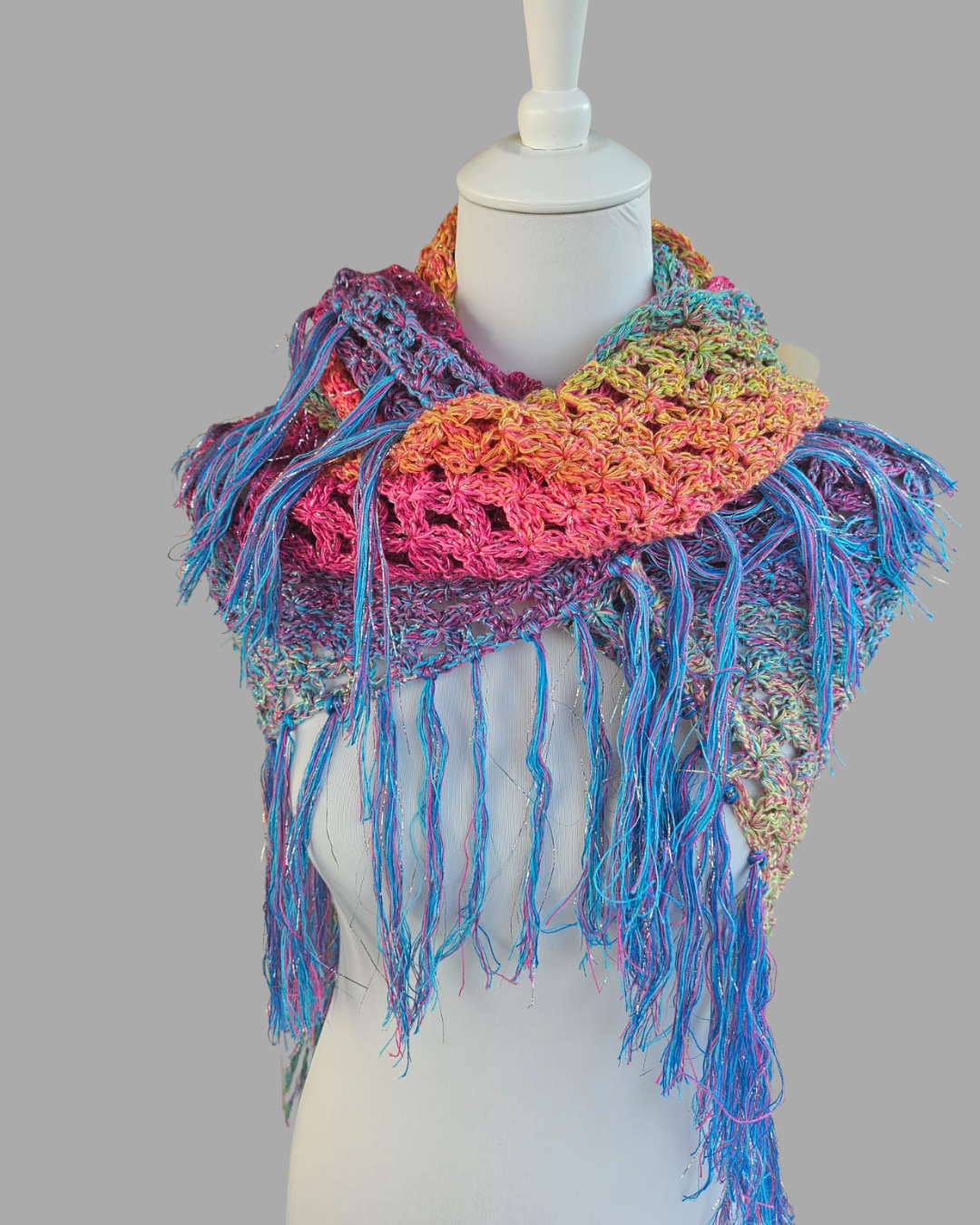 Wunderschönes Dreiecktuch mit Fransen in Regenbogenfarben