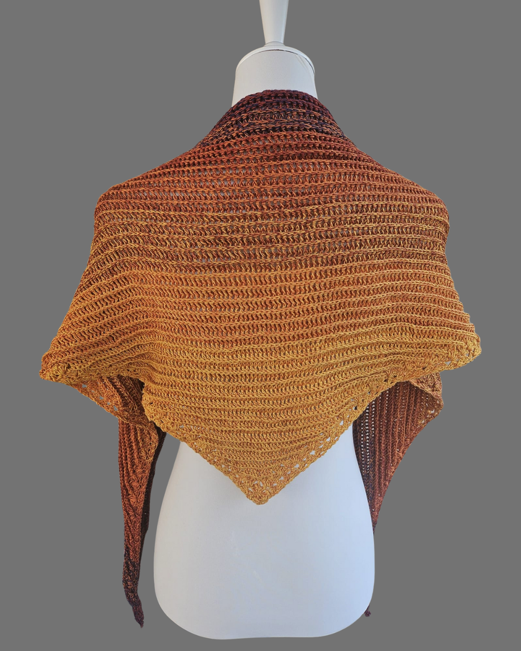 flaches, dickes Dreieckstuch mit Farbverlauf orange bis blau