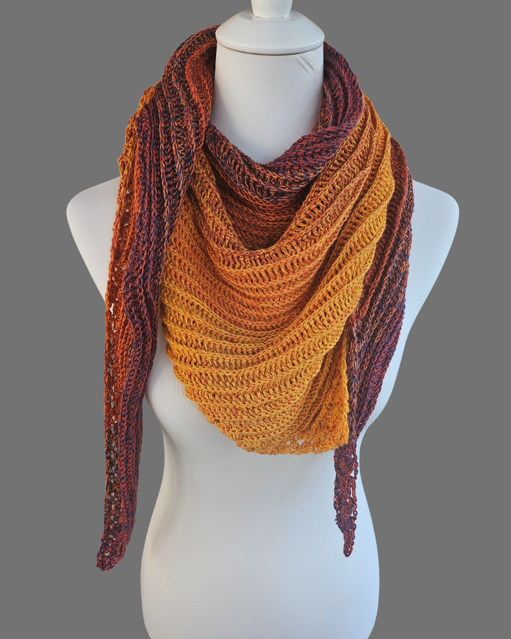 flaches, dickes Dreieckstuch mit Farbverlauf orange bis blau