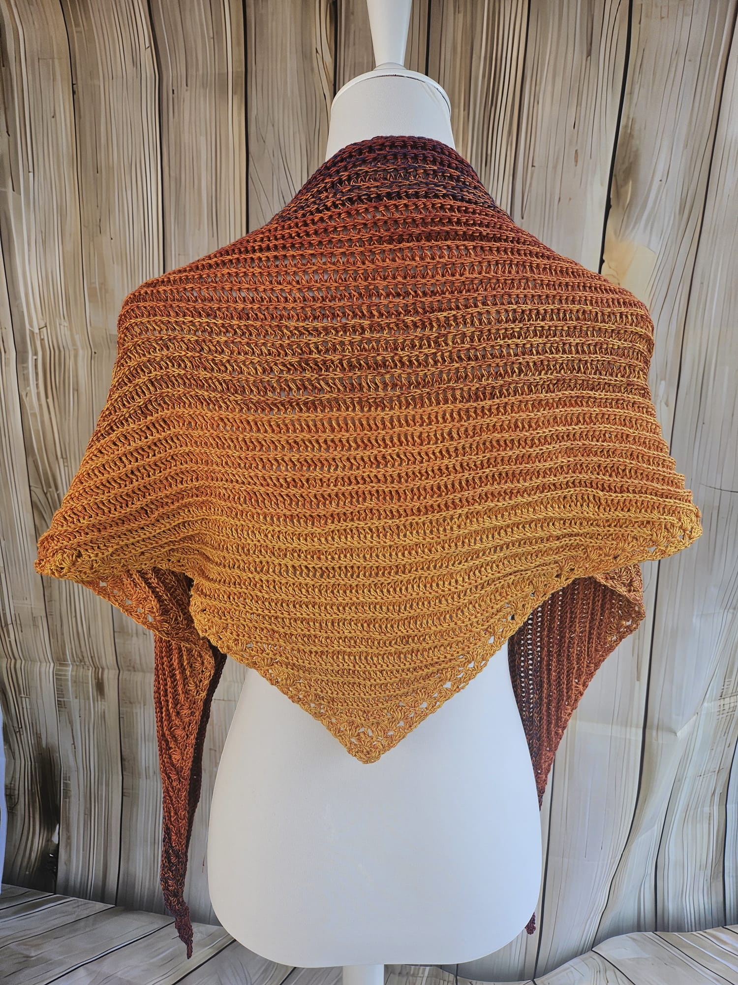 flaches, dickes Dreieckstuch mit Farbverlauf orange bis blau