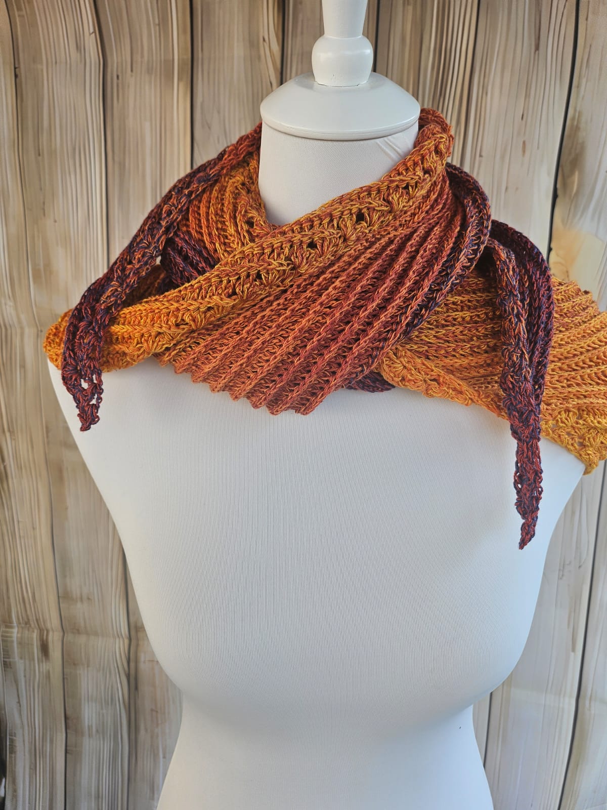 flaches, dickes Dreieckstuch mit Farbverlauf orange bis blau