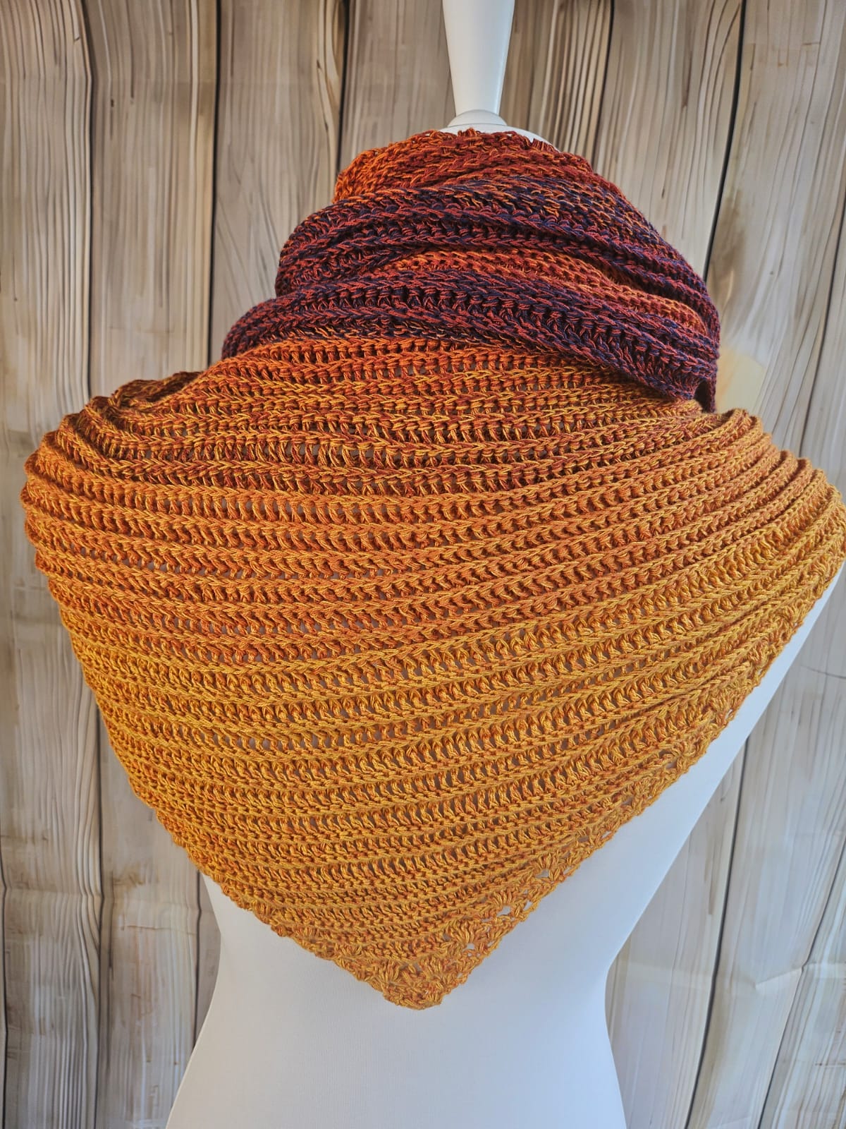 flaches, dickes Dreieckstuch mit Farbverlauf orange bis blau