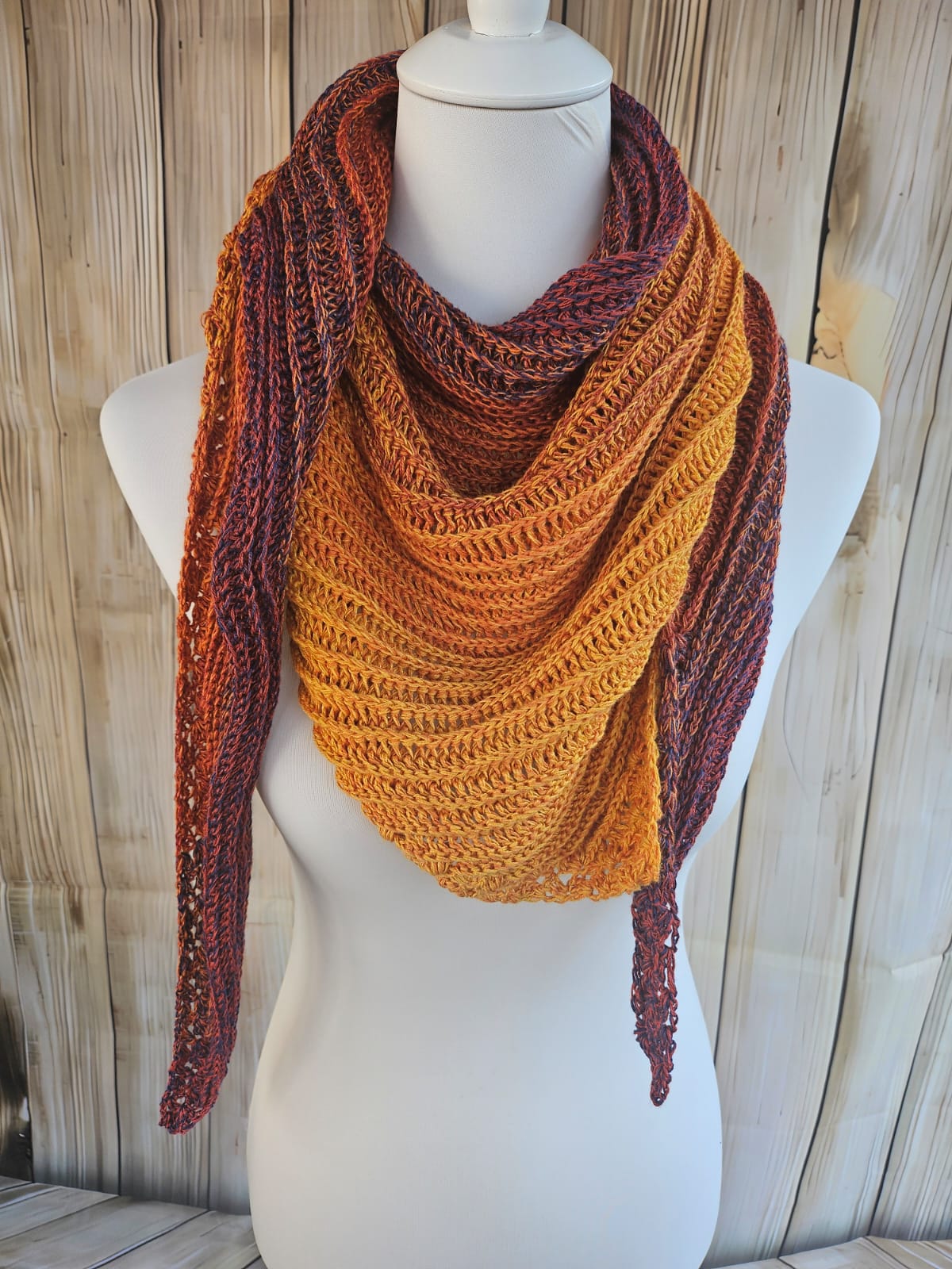 flaches, dickes Dreieckstuch mit Farbverlauf orange bis blau