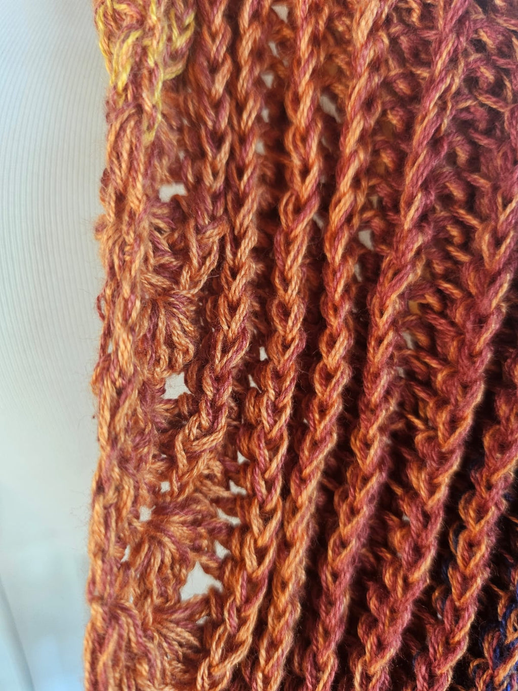 flaches, dickes Dreieckstuch mit Farbverlauf orange bis blau