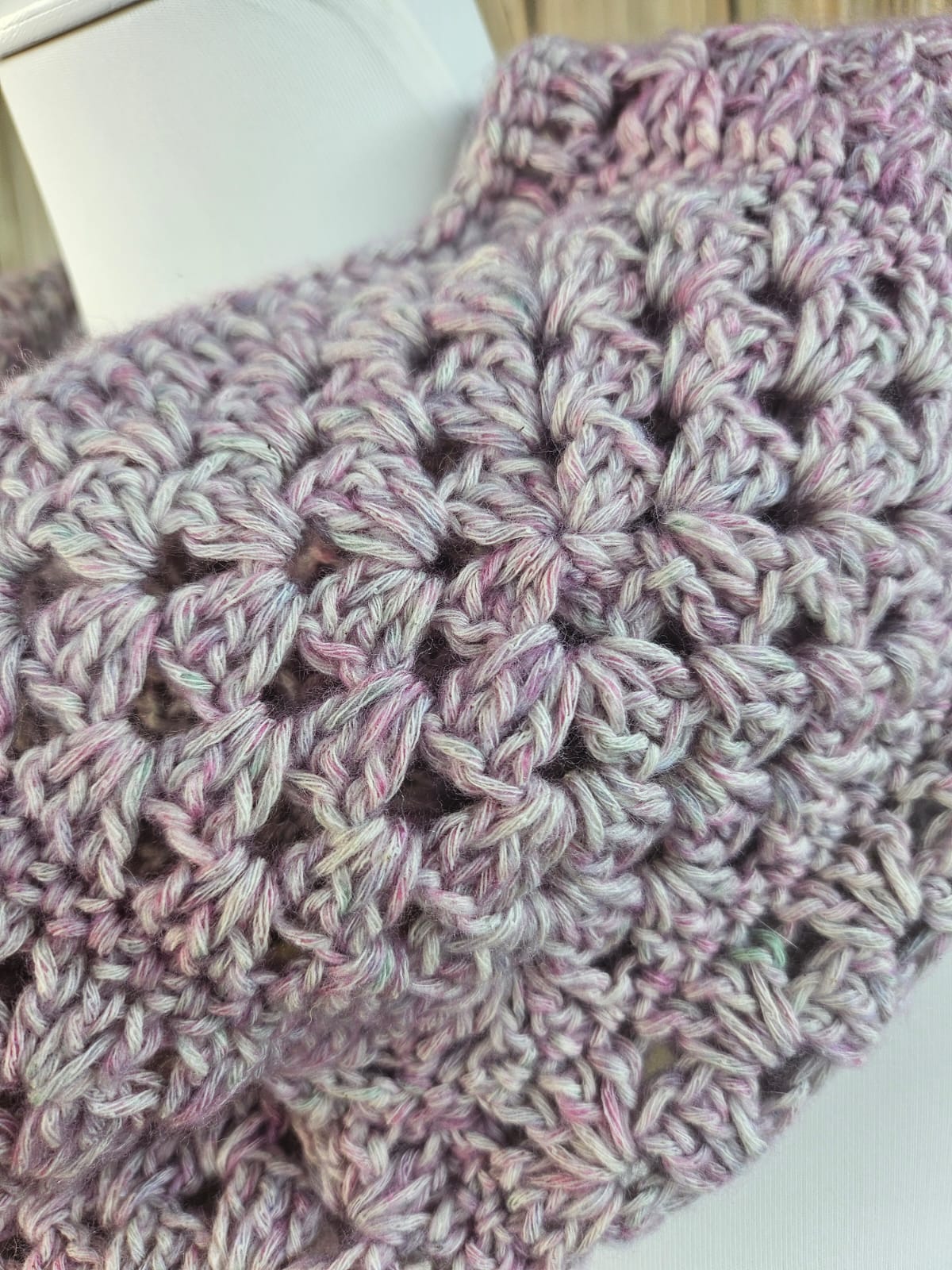 Loop in altrosa aus Grannysquares